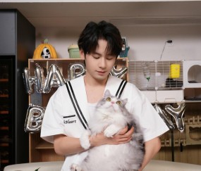 父女合照萌态十足，无畏迎光向前