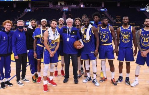 真就一人一城呗！勇士主场记分员效力58年终退休