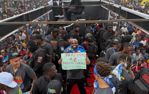 放狠话×2！民主刚果游行庆典，巴坎布举标语：葡萄牙尽在掌握