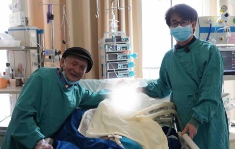 mk体育app-“老太婆走了，以后不可能再有快乐两个字了……”浙江81岁陈老伯在105天跨海探病的坚持后，含泪送别了ICU中的老伴，“她想给我减轻负担”